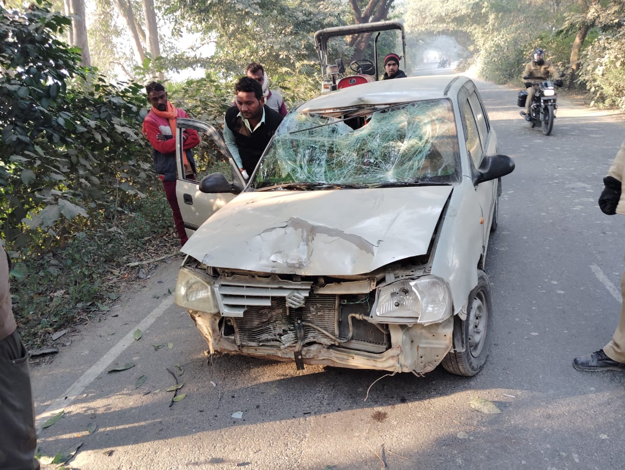 आज़मगढ़: पुलिसकर्मी के चार पहिया वाहन ने बाइक में मारी टक्कर, दो छात्राओं सहित 3 घायल