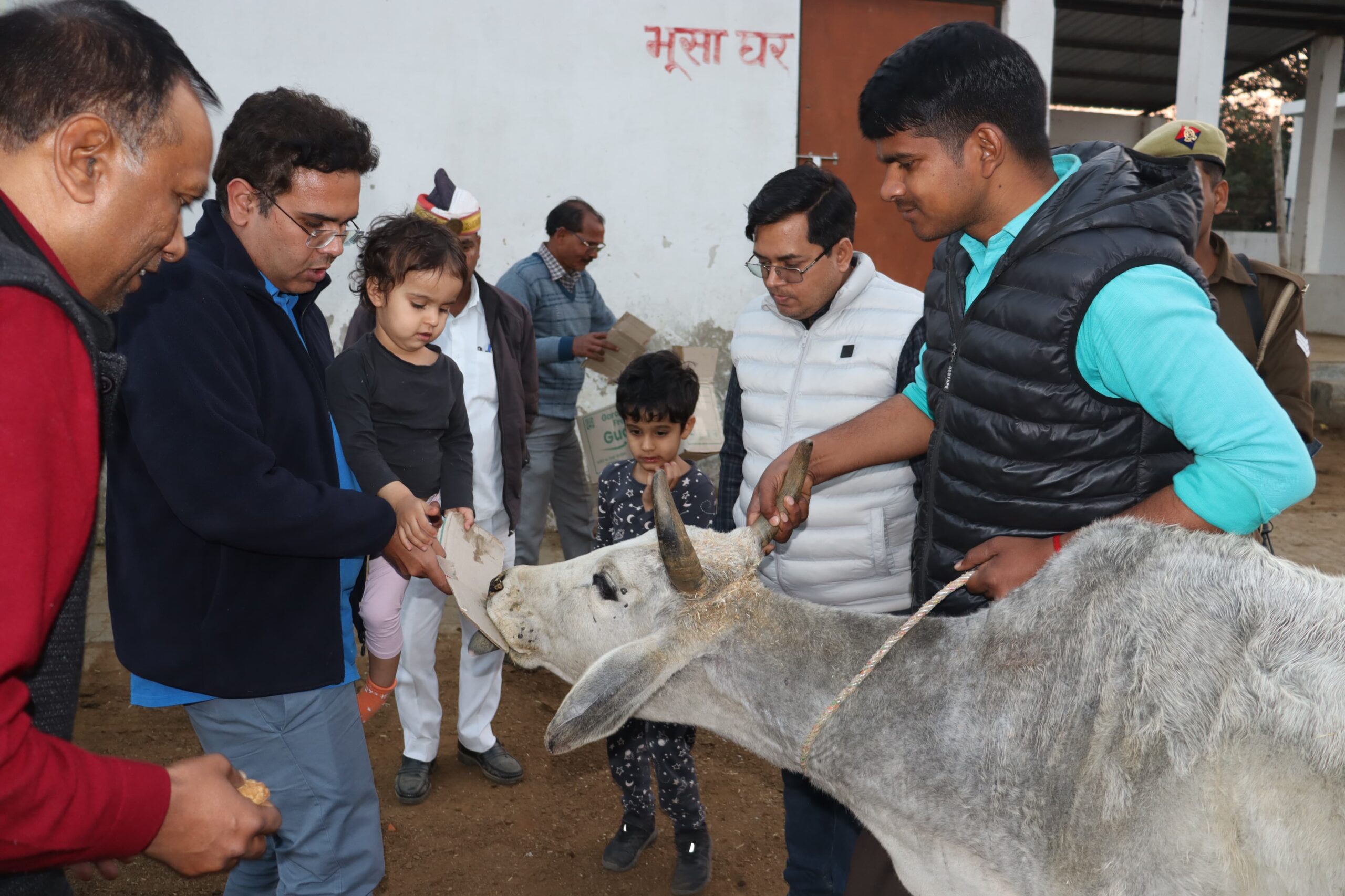 आज़मगढ़: जिलाधिकारी ने कान्हा गौशाला का किया निरीक्षण, पशुओं को गुड़ , चना खिलाया