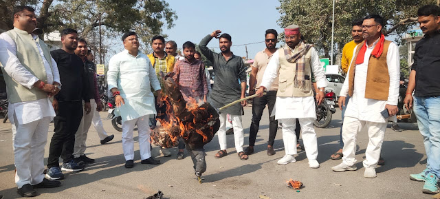 आज़मगढ़:भाजपाजनों ने कांग्रेस के राष्ट्रीय अध्यक्ष मल्लिकार्जुन खड़गे का फूंका पुतला