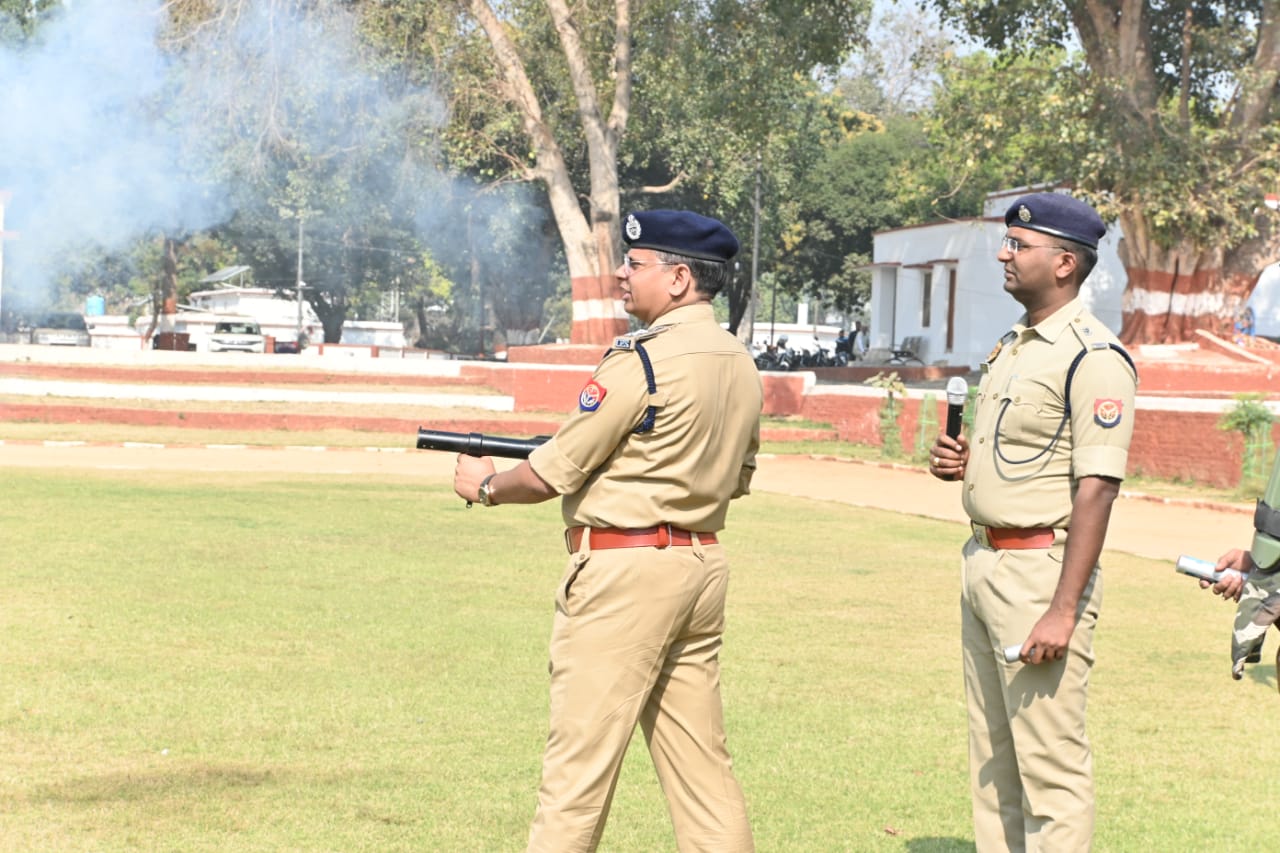 आज़मगढ़: पुलिस का मॉक ड्रिल, दंगा नियंत्रण उपकरणों का किया अभ्यास, परेड कर किया ताकत का आंकलन