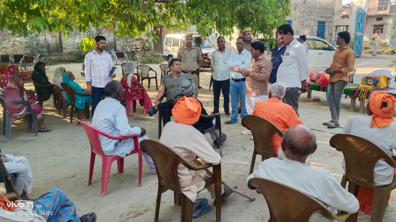 आज़मगढ़: मंडलायुक्त ने वृद्धाश्रम का निरीक्षण कर वृद्धजनों में मिष्ठान व फल का किया वितरण