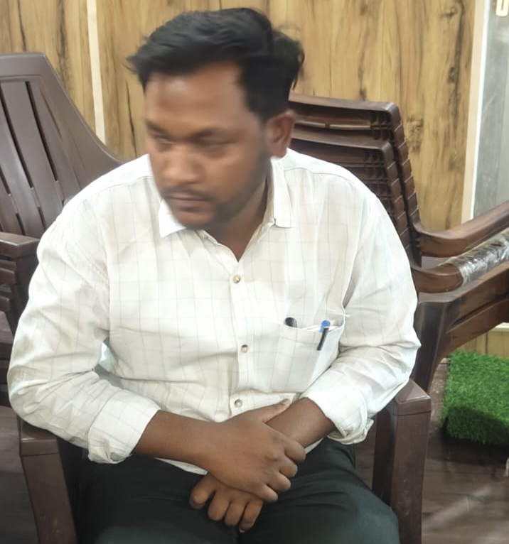 आज़मगढ़: रिश्वत लेते तहसीलदार का पेशकार गिरफ्तार, एंटी करप्शन की टीम ने की कार्रवाई