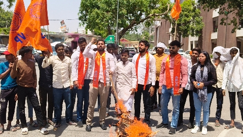 आज़मगढ़: पहलगाम में पर्यटकों पर हुए हमले के विरोध में ABVP पाकिस्तान और आतंकवाद का फूंका पुतला
