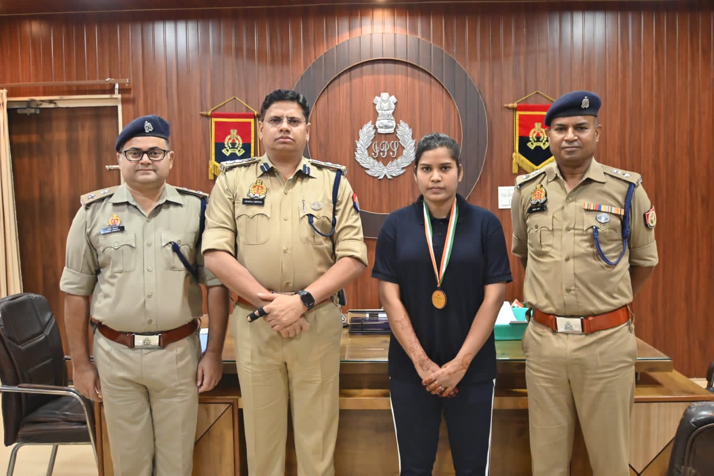 आज़मगढ़: यूपी स्टेट शूटिंग प्रतियोगिता में शिरीना बानो को मिला कांस्य पदक, SSP ने किया सम्मानित