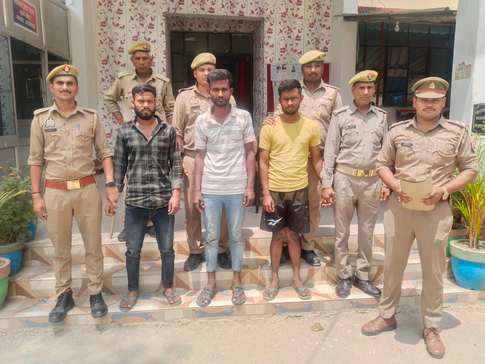 आज़मगढ़: चोरी के आभूषण के साथ तीन युवक गिरफ्तार