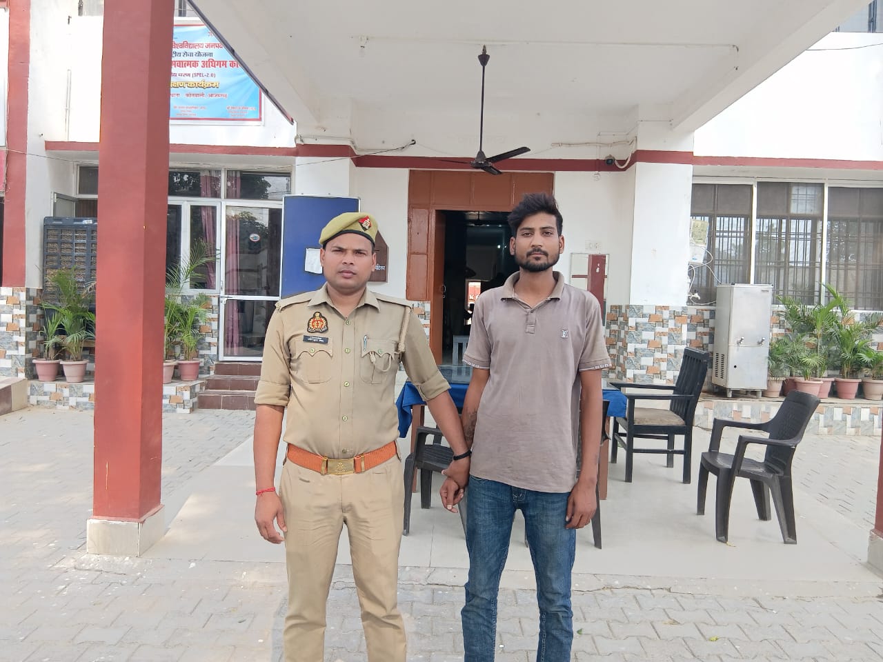 आज़मगढ़: होटल के कैश काउंटर से चोरी करने वाला कर्मचारी गिरफ्तार