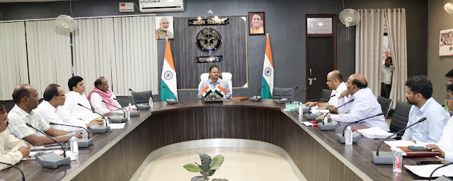 आजमगढ़: जनप्रतिनिधियों द्वारा प्रस्तावित सड़कों के लिए प्राथमिकता दर्शाए – डीएम