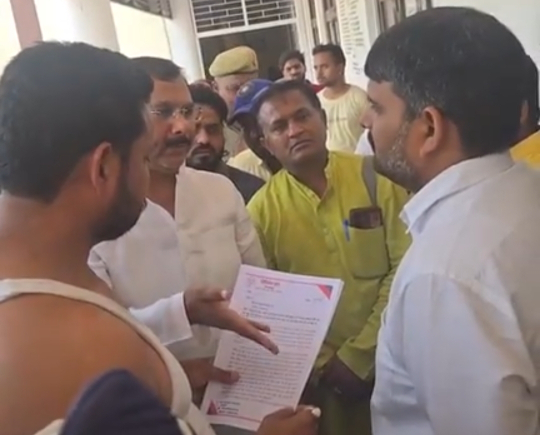 आज़मगढ़: भाजपा नेताओं ने दुर्व्यवहार का आरोप लगा एसडीएम के खिलाफ किया प्रदर्शन