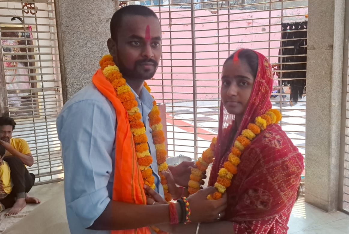 आजमगढ : मजहब की दीवार तोड़ मंदिर में रचाई शादी, सदमा से बनी रानी, राजा बाबू बने हमसफ़र