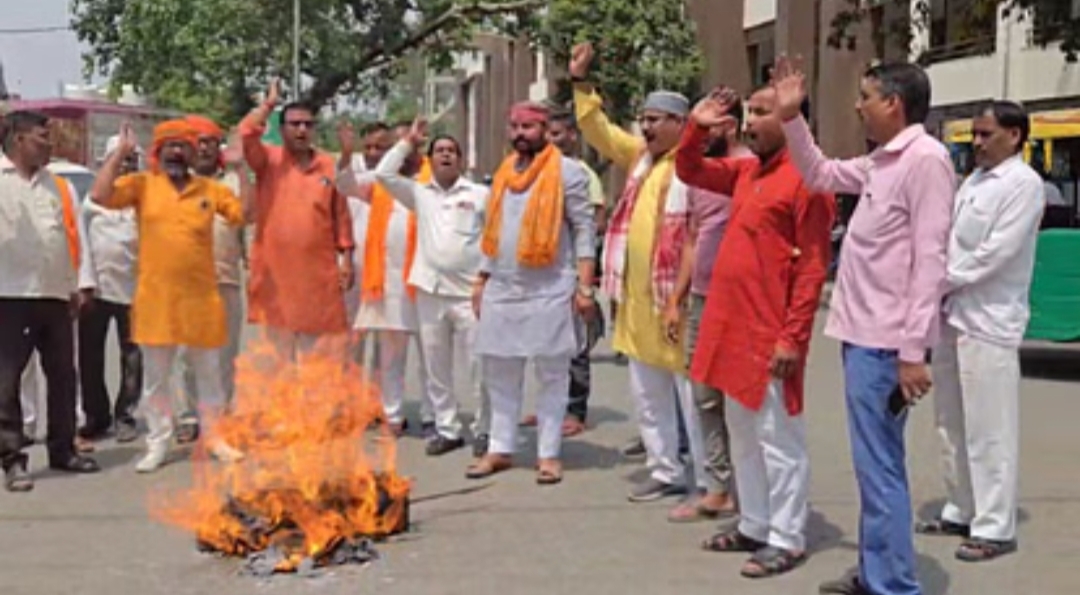 आज़मगढ़: भाजपा कार्यकर्ताओं ने फूंका सीएम ममता बनर्जी का पुतला