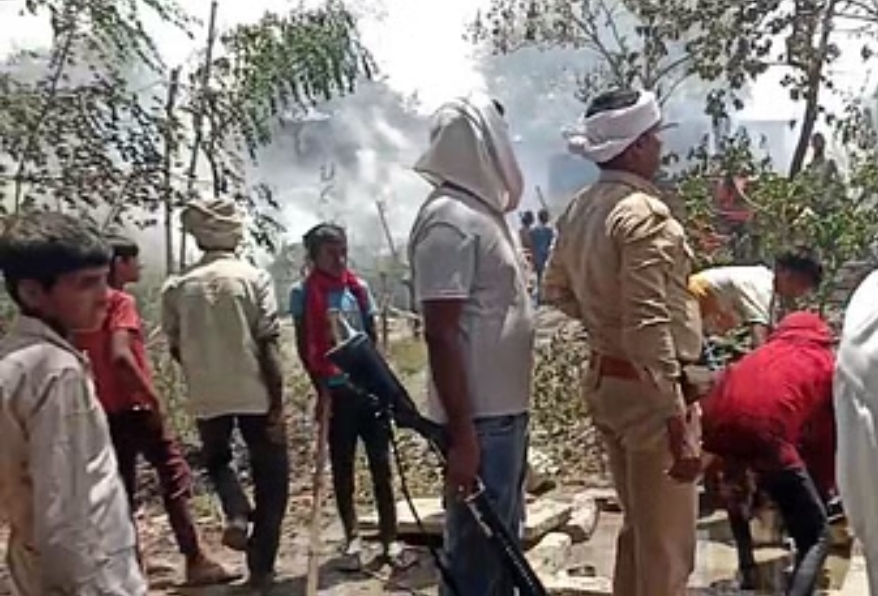 आज़मगढ़: देवरांचल में आग ने मचाया तांडव, 32 मड़हे खाक, दर्जनों मवेशी की मौत, 4 लोग झुलसे