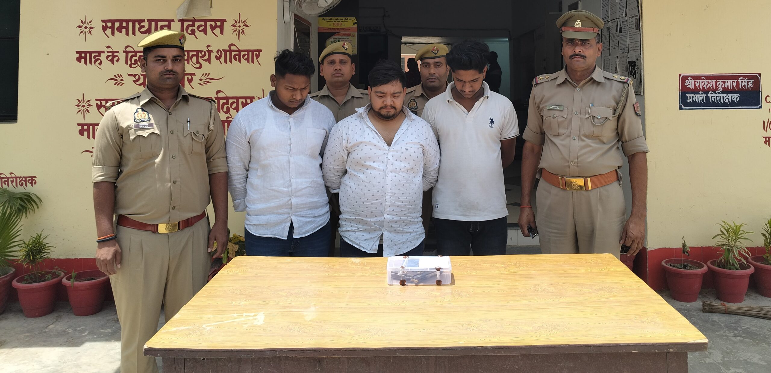 आज़मगढ़: शादी में हर्ष फायरिंग से मना करने पर युवक को गोली मारने वाले तीन गिरफ्तार, पिस्टल बरामद