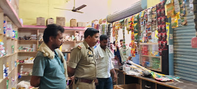 आज़मगढ़:  तीन दुकानों का ताला तोड़कर हजारों की चोरी, जांच में जुटी पुलिस
