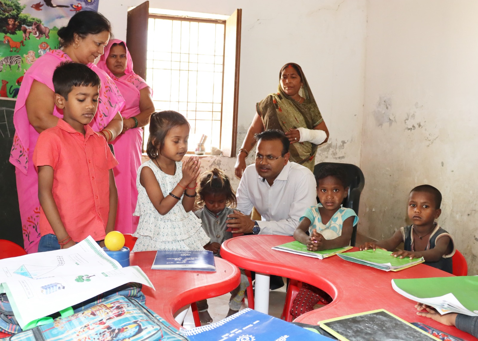 आज़मगढ़: डीएम ने अध्यापक को निलंबित व प्रधानाचार्य को कारण बताओ नोटिस जारी करने के निर्देश, जानें क्या है मामला