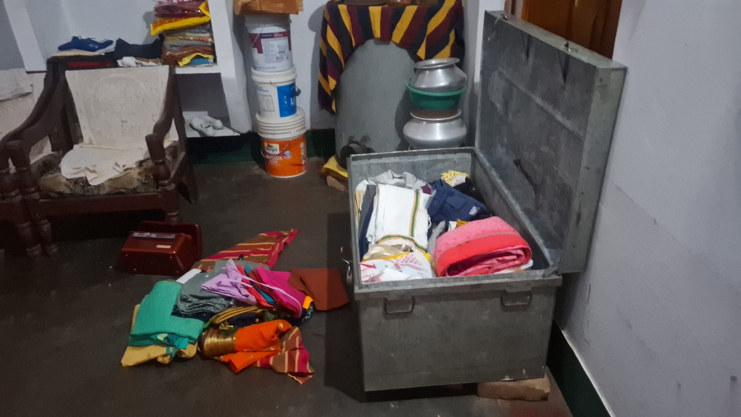 आजमगढ़:पुजारी के घर से 20 लाख के जेवरात-नकदी चोरी