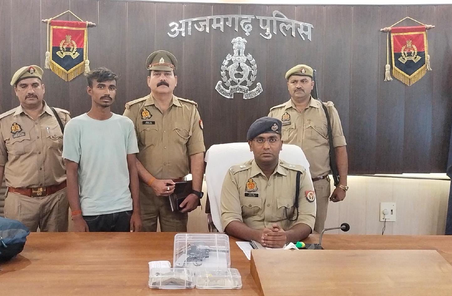 आज़मगढ़: अंतर्जनपदीय लुटेरा गिरफ्तार, तमंचा, कारतूस व लूट का रुपया बरामद