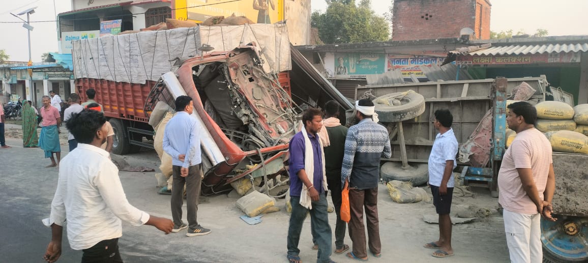 आज़मगढ़: अनियंत्रित ट्रक ट्रैक्टर-ट्राली को टक्कर मारते हुए दुकान में घुस, चालक और खलासी घायल