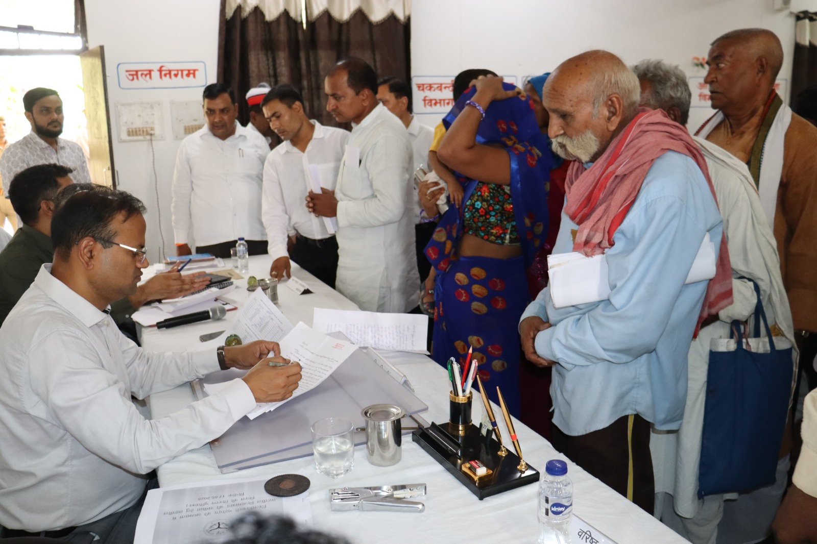 आज़मगढ़: पैमाइश का पत्थर उखाड़ने वालों पर सख्त कार्रवाई के डीएम ने दिए निर्देश