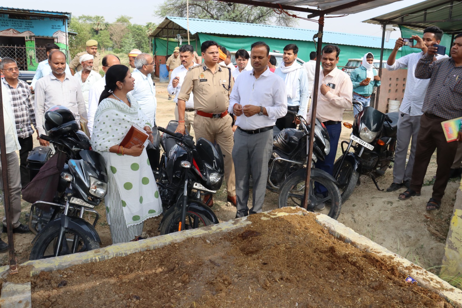 आज़मगढ़: गौ आश्रय स्थल का डीएम व एसपी ने किया निरीक्षण, पशुओं को खिलाया गुड़ व केला