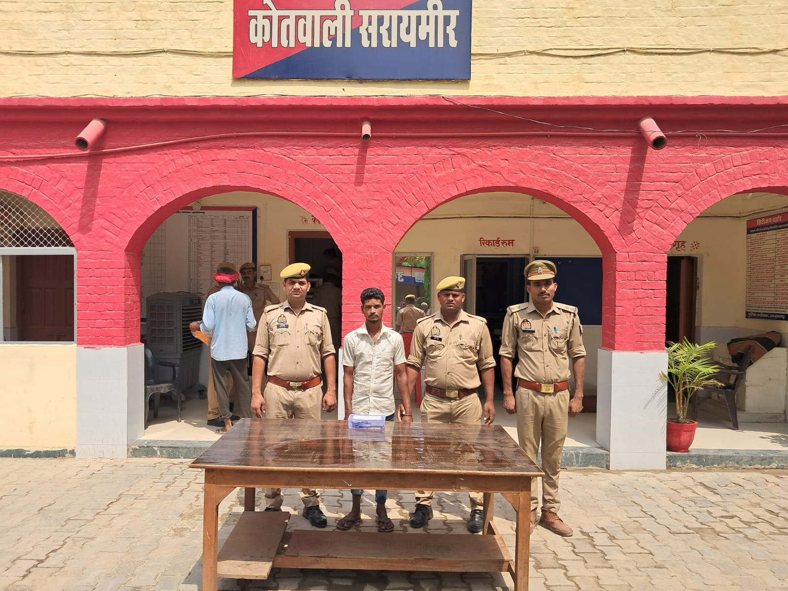 आज़मगढ़: तमंचा रखने के आरोप में एक नाबालिग पुलिस अभिरक्षा में, सरायमीर में तमंचा के साथ एक गिरफ्तार