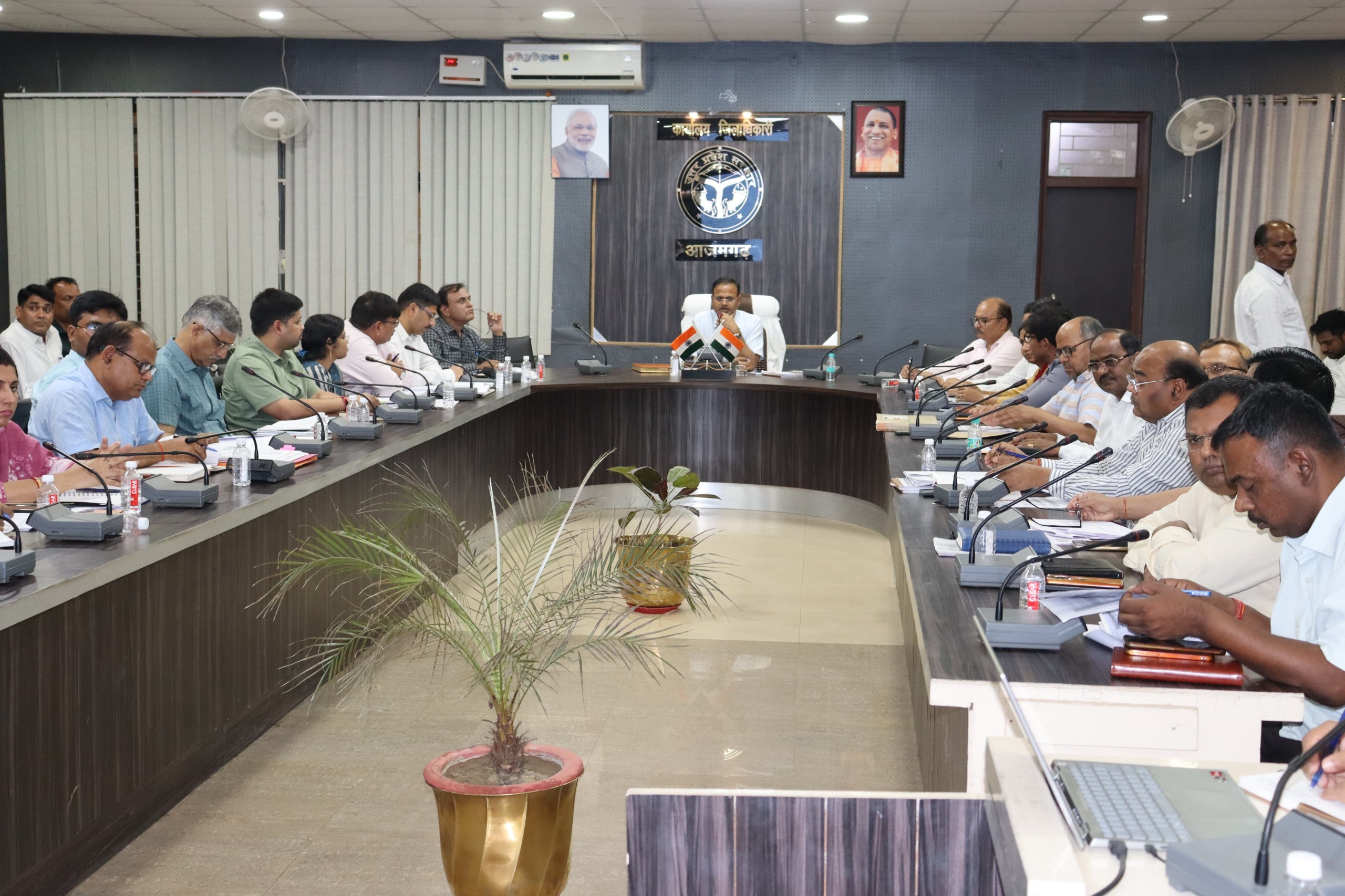 आज़मगढ़: पीएम सूर्य घर के लाभार्थियों को लाभान्वित कराने के लिए वेंडरों को निर्देशित किया जाय: डीएम