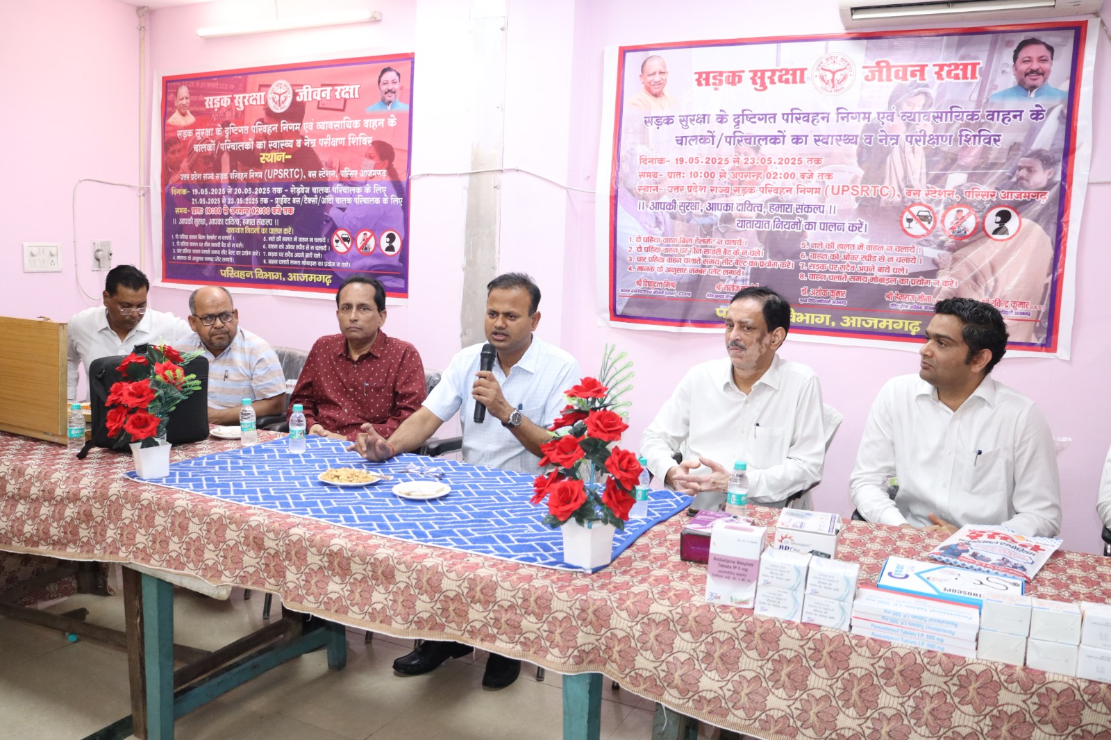 आज़मगढ़: रोडवेज परिसर में चालकों, परिचालकों का हुआ नेत्र परीक्षण
