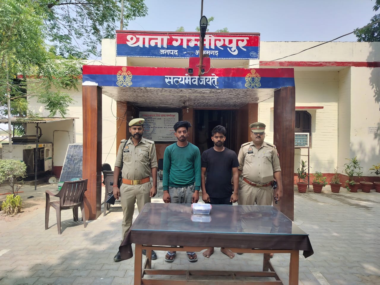 आज़मगढ़:चोरी की ट्राली के साथ दो आरोपी गिरफ्तार