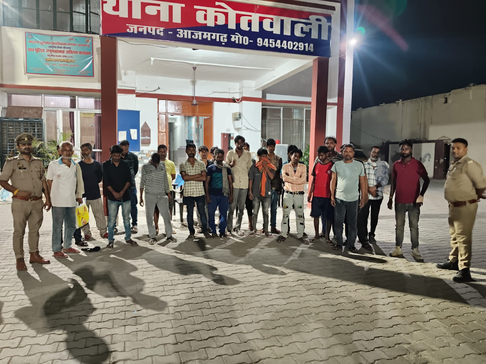 आज़मगढ़: खुले में जाम छलकाते 237 लोगों पर हुई कार्रवाई, दुकान संचालकों को दी गई चेतावनी