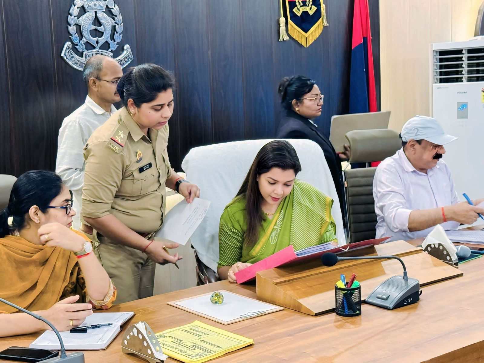 आज़मगढ़: राज्य महिला आयोग की सदस्य ने की जनसुनवाई, 12 मामलों का मौके पर किया निस्तारण