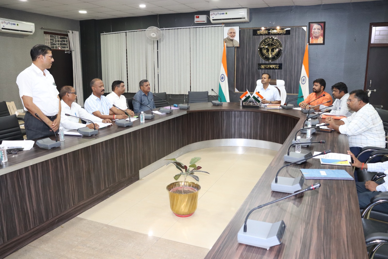 आज़मगढ़: मुहब्बतपुर में खाली जमीन पर नए स्टेडियम के निर्माण के लिए करें कार्यवाही – डीएम