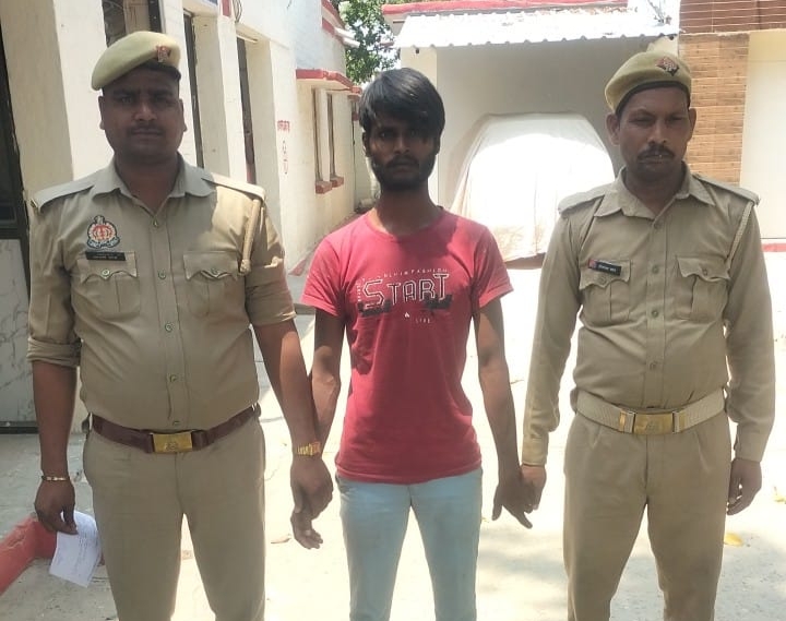आज़मगढ़: रात के अंधेरे में  मंडई जलाने वाला गिरफ्तार, दो फरार