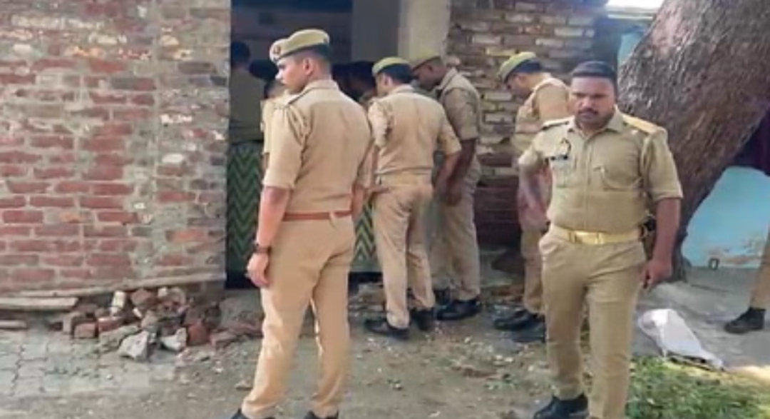 आज़मगढ़ के युवक ने एक तरफा प्यार में अपनी दो मौसेरी बहनों को गोली मारने के बाद खुद को भी मारी गोली, तीनों अस्पताल में भर्ती