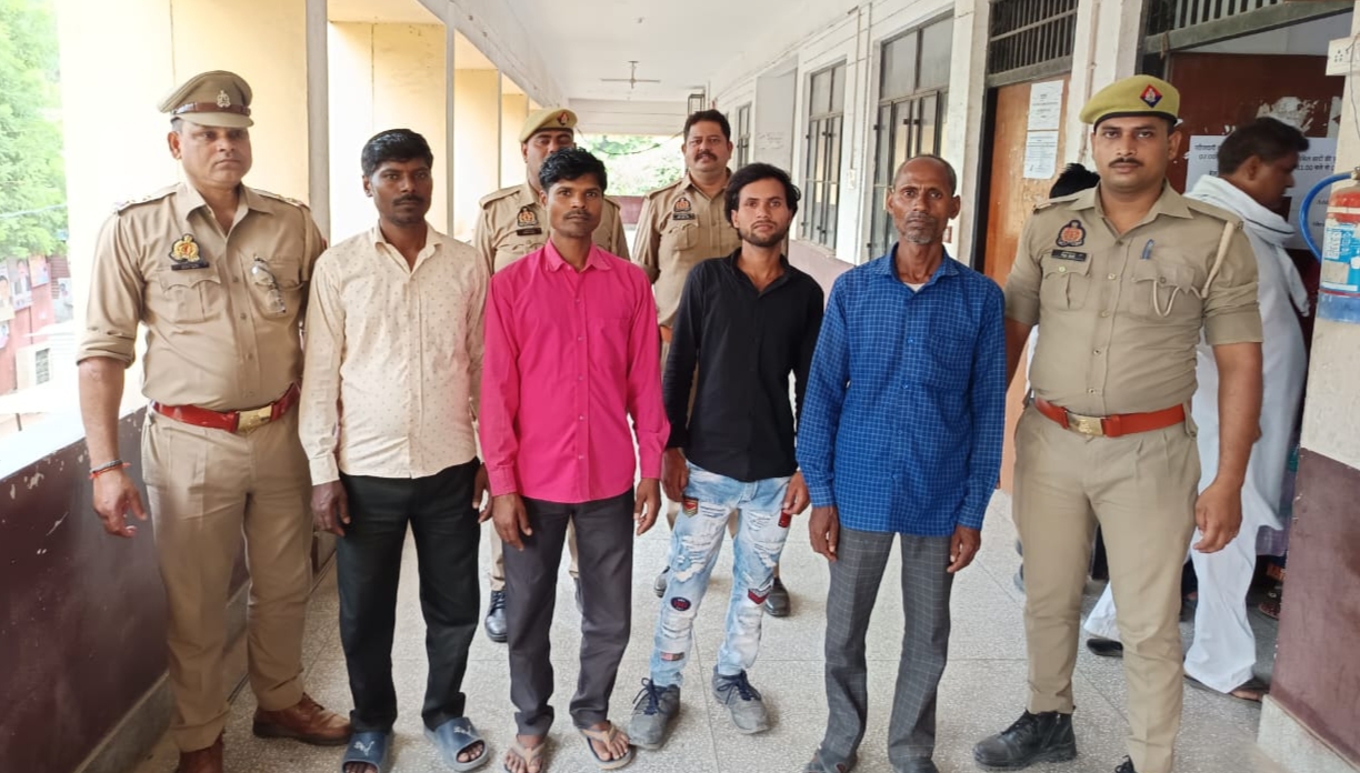 आजमगढ़: नौकरी व धन का लालच देकर धर्मांतरण कराने वाले चार गिरफ्तार