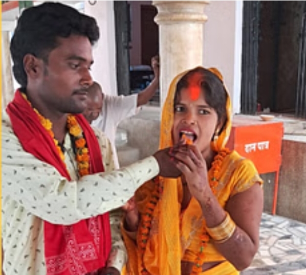 तीन बच्चों की मां ने प्रेमी संग मंदिर में रचाई शादी