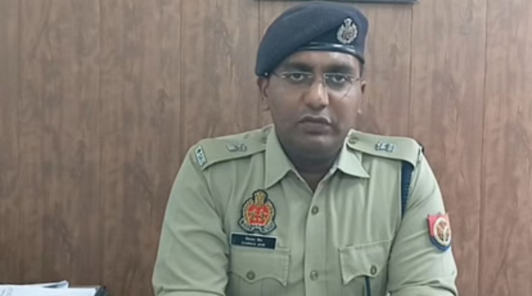 आज़मगढ़: रात में पड़ोसियों ने गिराई दीवार, वीडियो वायरल