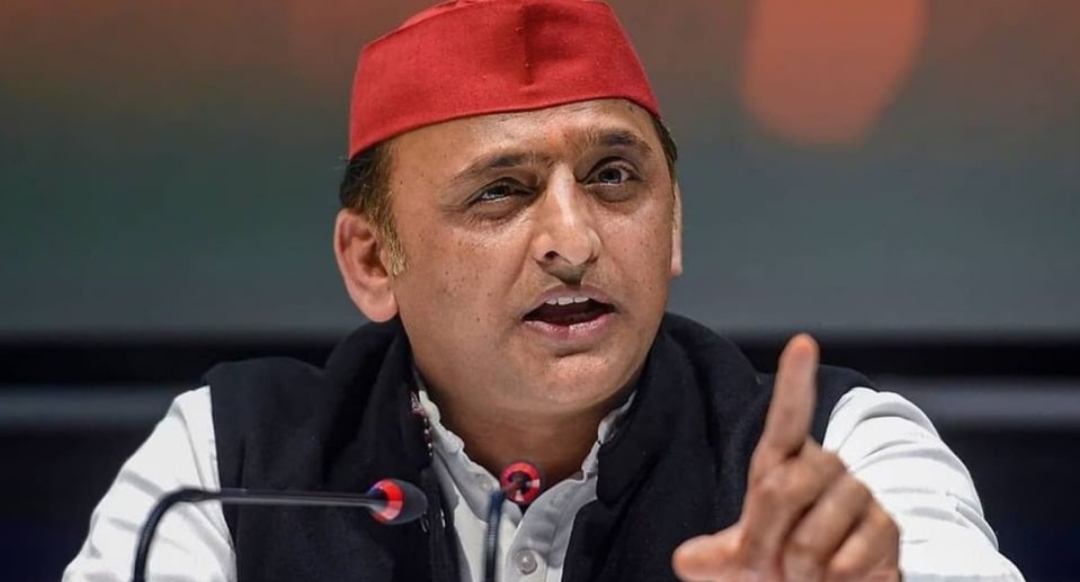 बेटी के नाम पर बने फर्जी पेज से विवादित पोस्ट पर भड़के अखिलेश, बताई बड़ी साजिश
