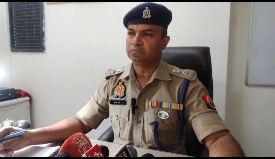 आज़मगढ़: कार से कुचलकर युवक के हत्या का प्रयास, दो के खिलाफ मुकदमा दर्ज, देखें वीडियो
