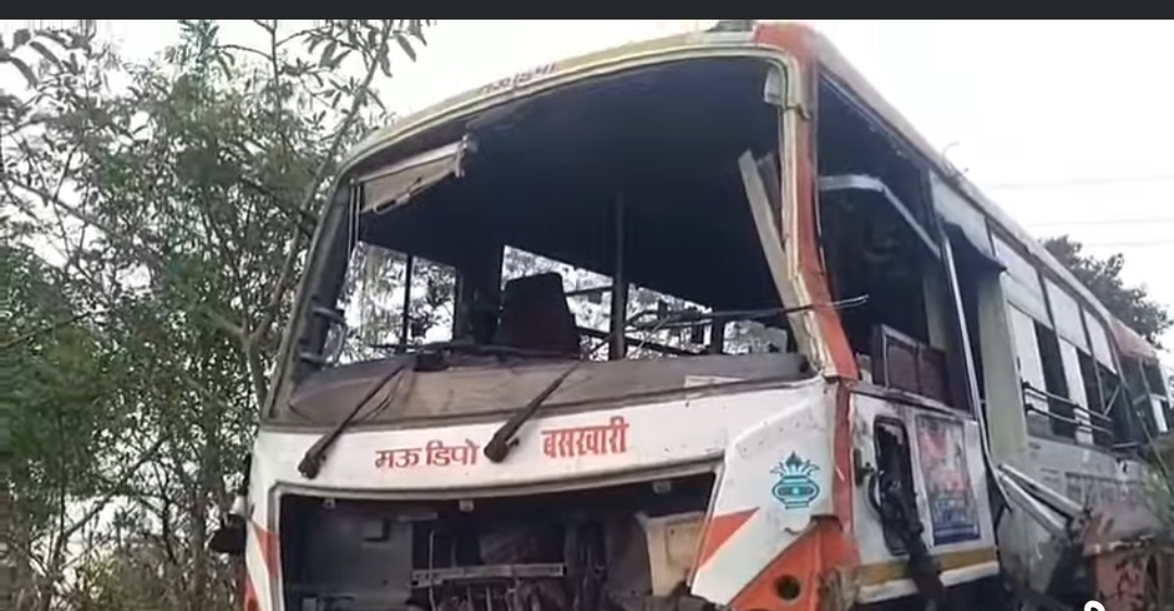 आज़मगढ़: टायर फटने से अनियंत्रित अनुबंधित बस NH पर पलटी, महिला की मौत, 9 यात्री घायल