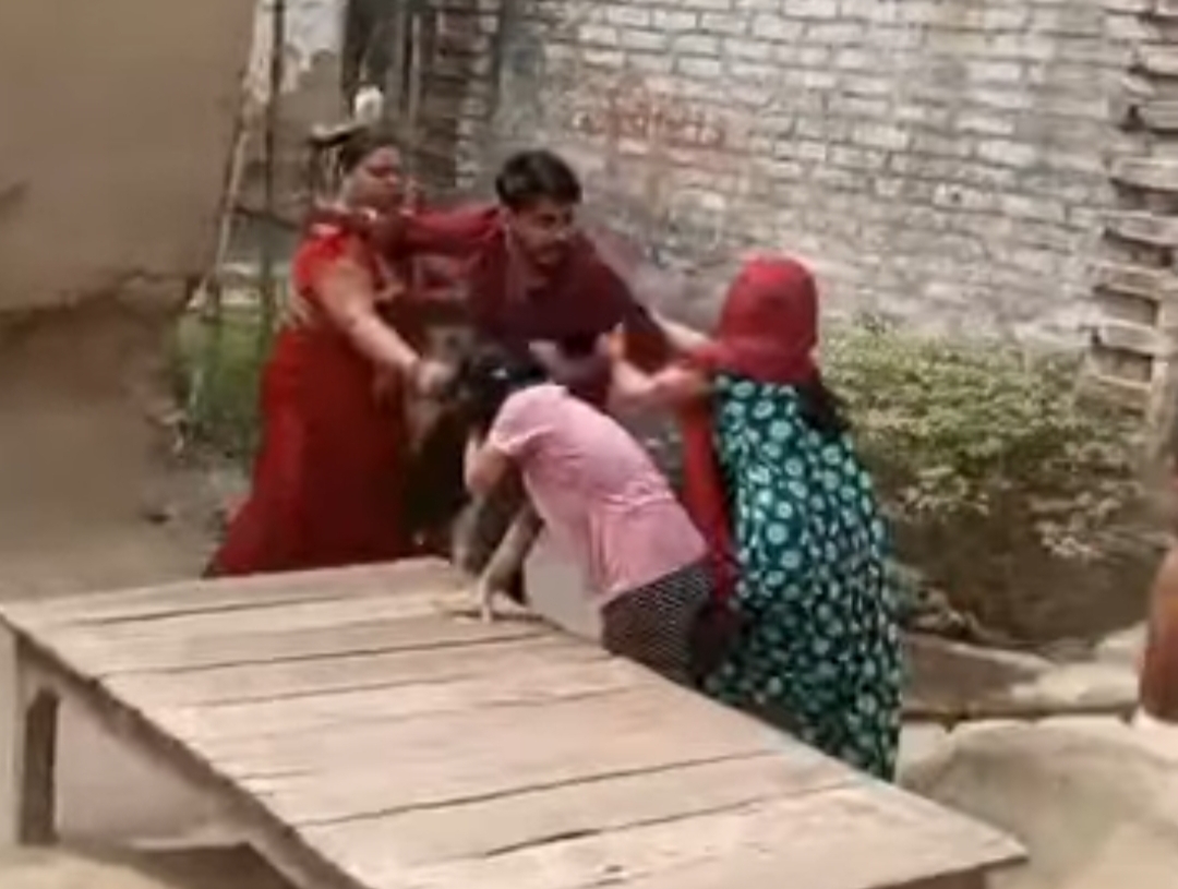 आज़मगढ़: पुरानी रंजिश में लाठी-डंडे और कुल्हाड़ी से हमला, पति-पत्नी घायल, वीडियो वायरल