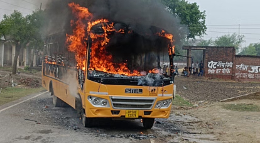 आज़मगढ़: स्कूली बस की चपेट में आने से बालक की मौत, आक्रोशित लोगों ने तोड़फोड़ के बाद बस में लगाई आग