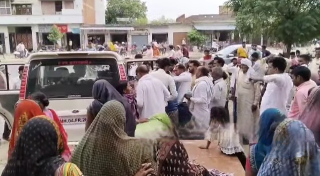 आज़मगढ़: जच्चा- बच्चा की मौत, डॉक्टर पर लापरवाही का आरोप लगा परिजनों ने किया हंगामा
