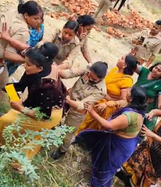 आज़मगढ़: पुलिस के सामने नवनिर्मित दीवार को महिलाओं ने गिराया, वीडियो वायरल