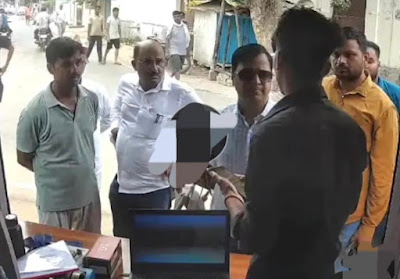 आज़मगढ़: दुकानदार को थप्पड़ मारने वाले तहसीलदार का डीएम ने किया तबादला