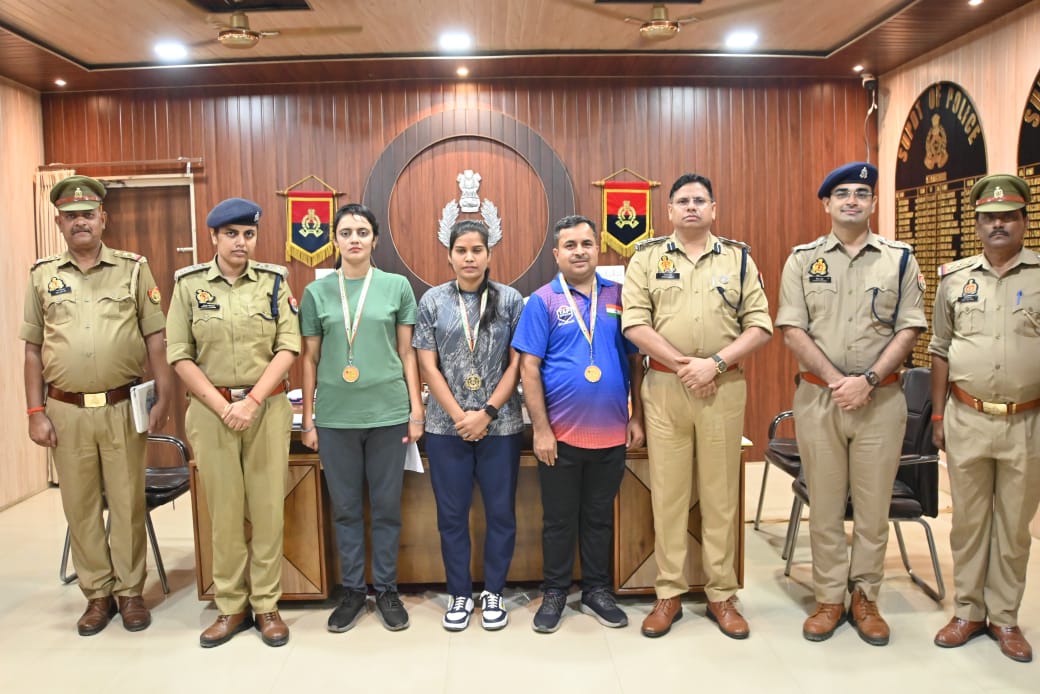 आज़मगढ़: यूपी स्टेट शूटिंग प्रतियोगिता में मेडल पाने वाले आरक्षियों को एसपी ने किया सम्मानित