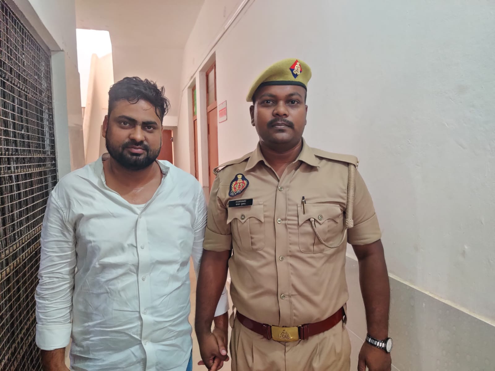 आज़मगढ़: ग्राम प्रधान रहमान गिरफ्तार, ग्रामीणों ने हटाए मकान बिकाऊ के पोस्टर