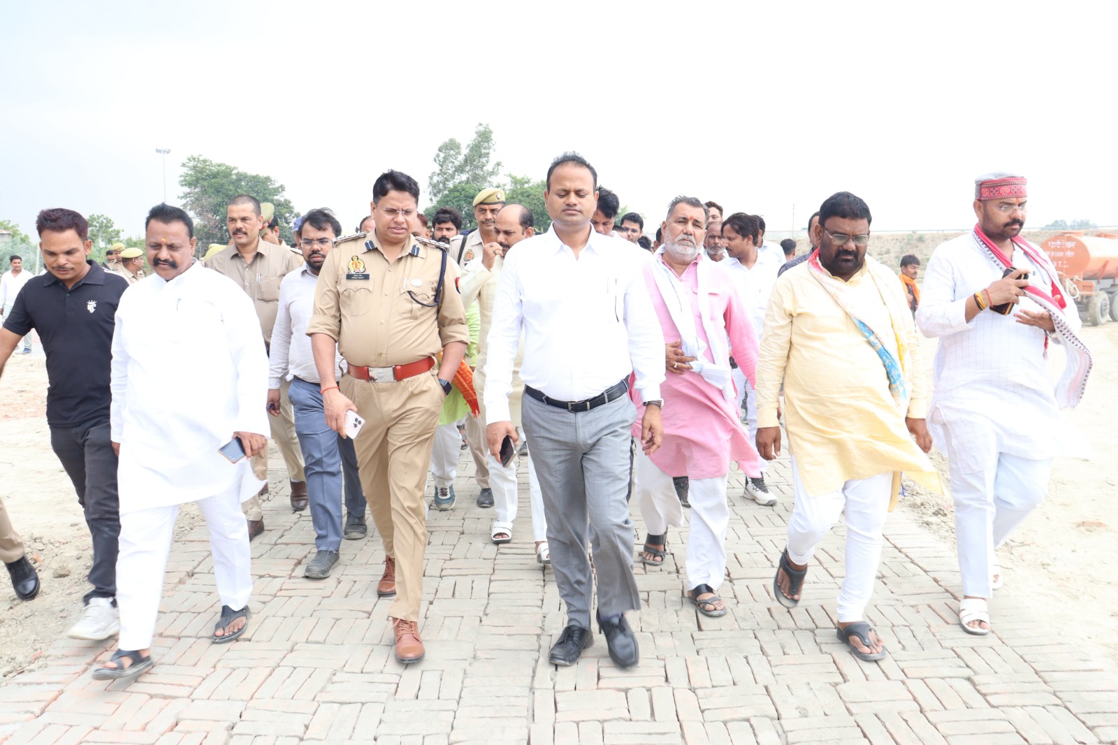 आज़मगढ़: अधिकारियों ने जनप्रतिनिधियों के साथ सीएम के कार्यक्रम स्थल का किया निरीक्षण, समस्त तैयारियों को समय से पूरा करने के निर्देश
