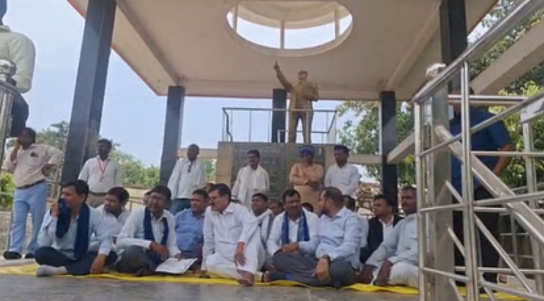 आज़मगढ़: अंबेडकर पार्क में योगा मंच के निर्माण को लेकर विवाद, बसपा के नेता कर रहे विरोध