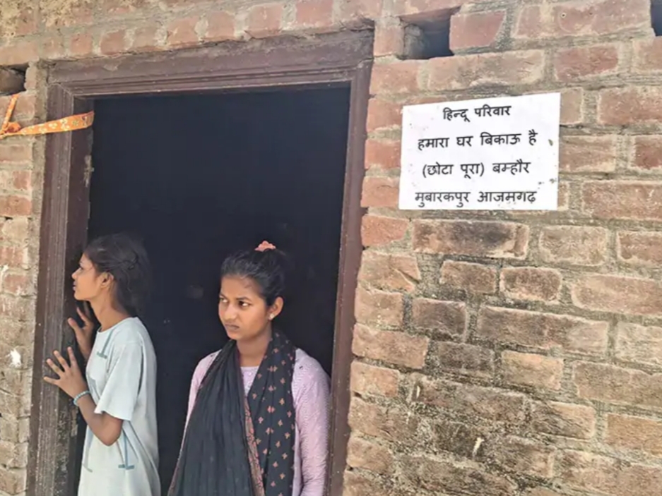आज़मगढ़: मुबारकपुर के बम्हौर में पलायन की धमकी, दो वर्गों में तनाव के बाद लगे मकान बिकाऊ के पोस्टर