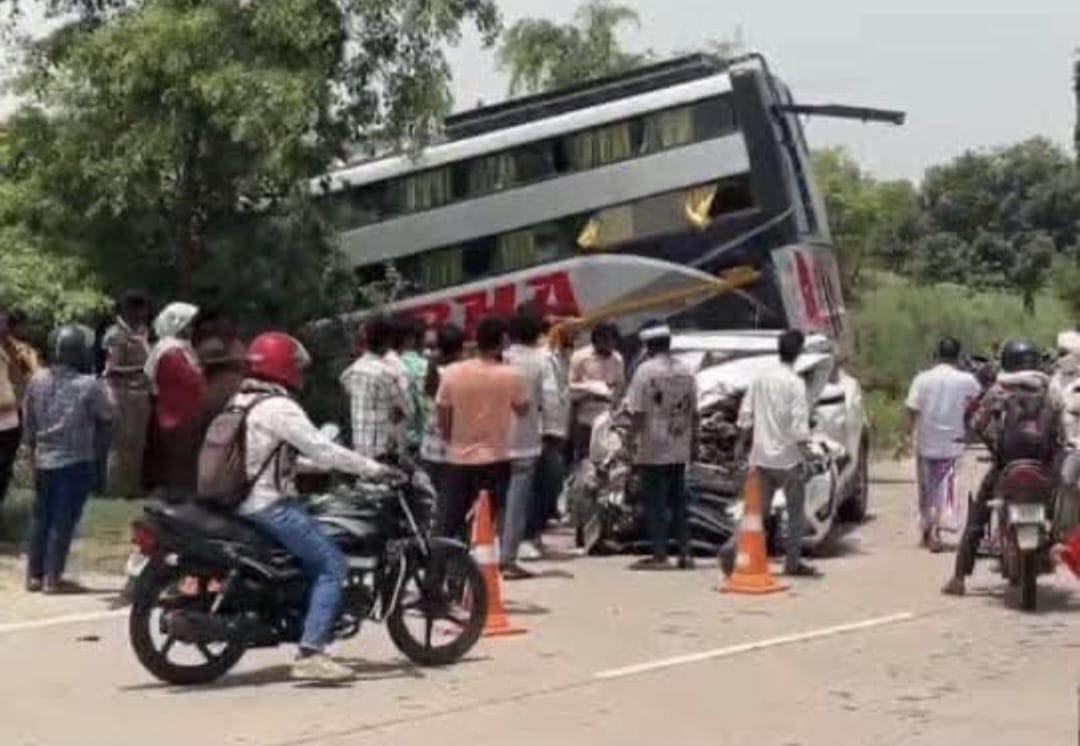 आज़मगढ़: कार से टकराने के बाद खाई में गिरी बस, दस घायल