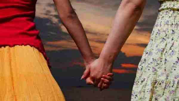 आज़मगढ़: इंस्टाग्राम पर दो युवतियों की शुरू हुई दोस्ती प्यार में बदली, घर से भागी, फिर एक सप्ताह बाद वापस लौटीं